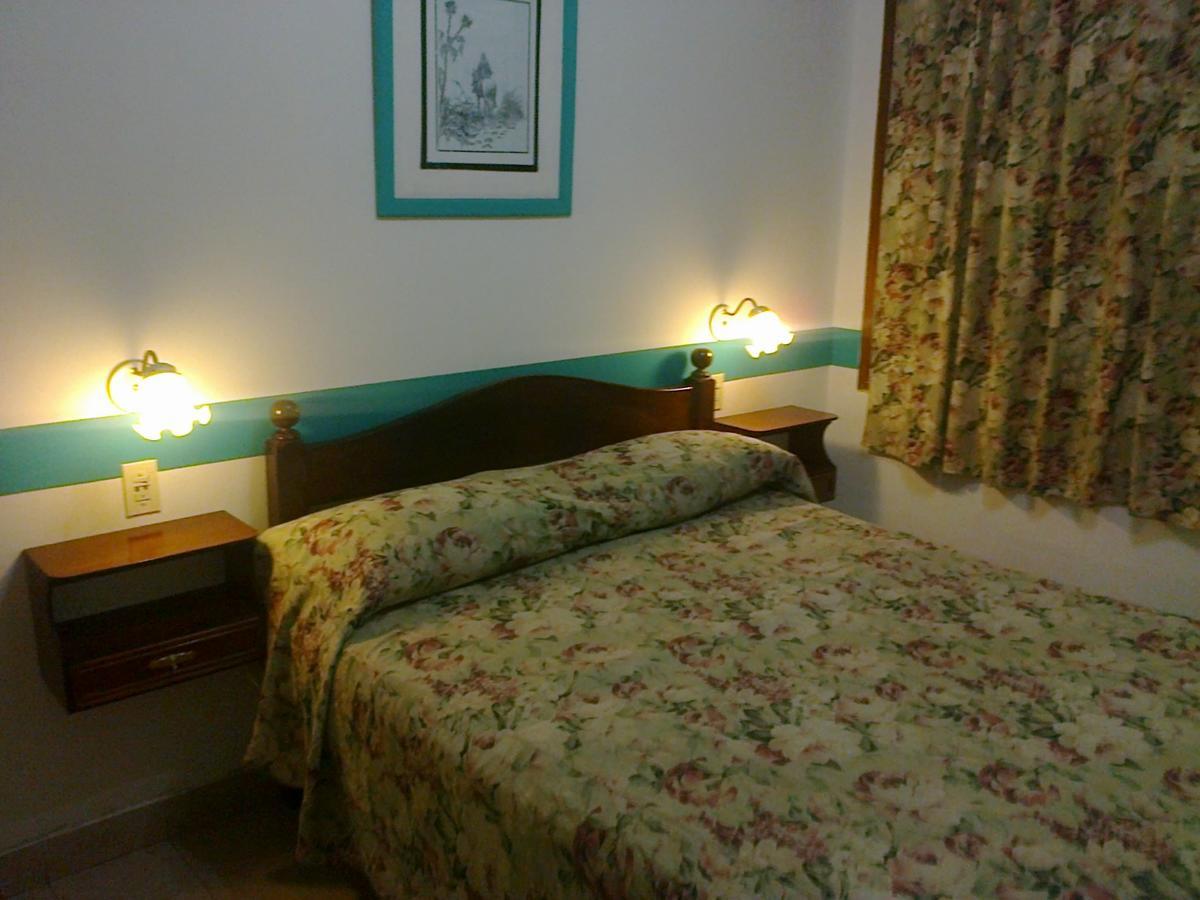 Hotel Plaza Tres Arroyos Exteriör bild